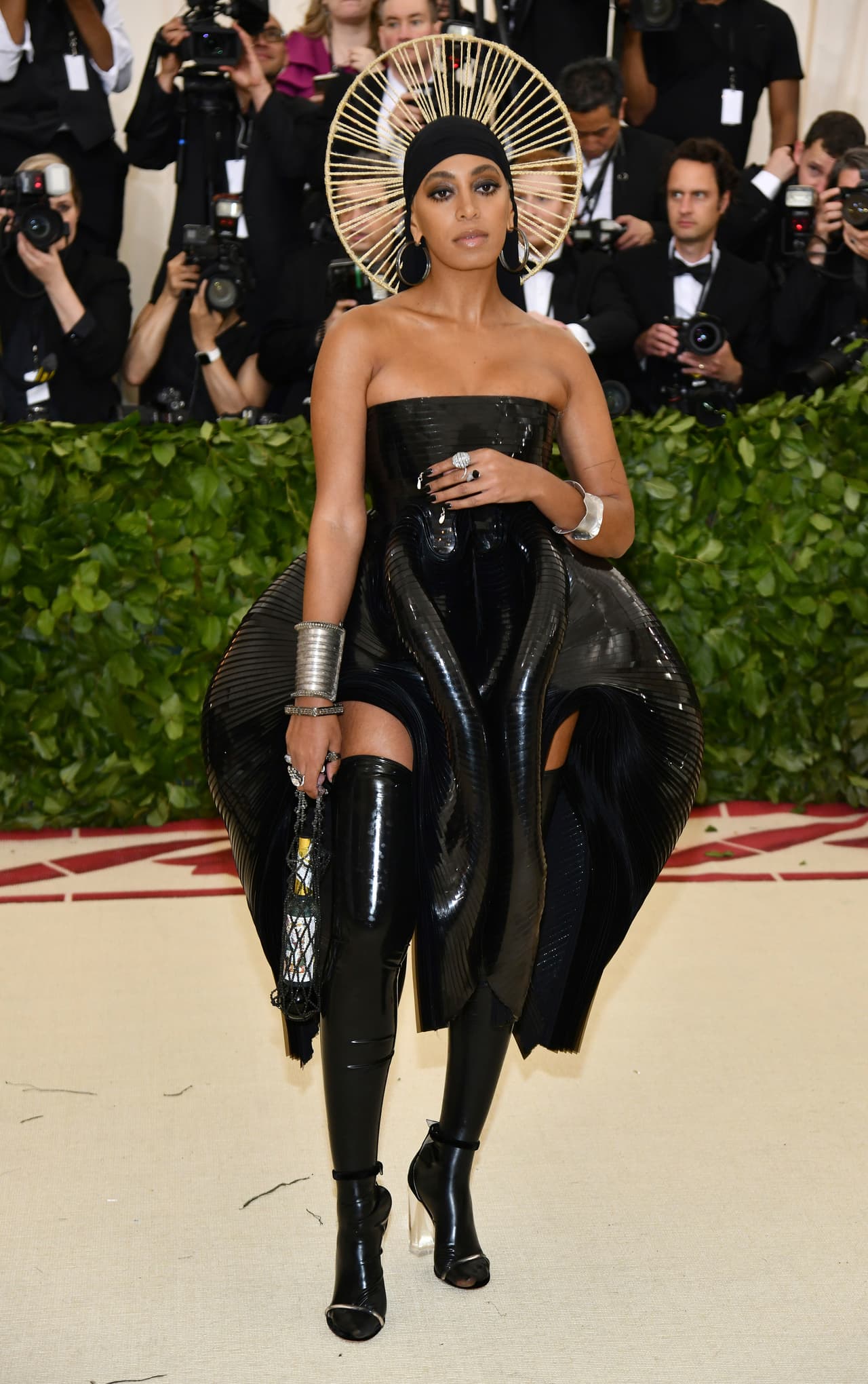 Solange Knowles cargando en su bolso botellas de Agua de Florida.