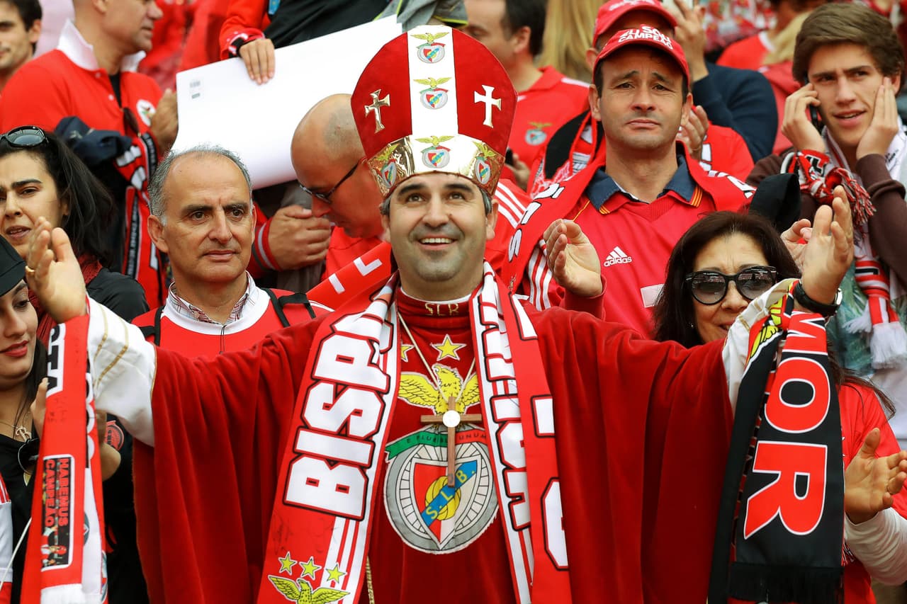 Los fanáticos supieron desde el comienzo de la jornada que los locales en el Estadio da Luz tenían la bendición del campeón..