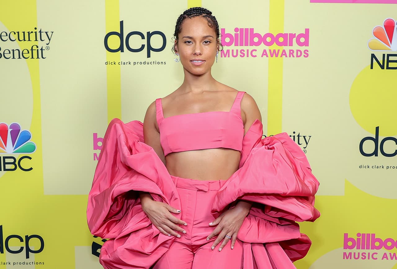 <b><a href="https://www.univision.com/famosos/alicia-keys-usa-su-piano-para-crear-lo-inimaginable-y-thalia-ya-quiere-hacer-lo-mismo-video">Alicia Keys fue presentada por Michelle Obama</a></b>, la ex primera dama, cantó y también destacó al desfilar en la alfombra.