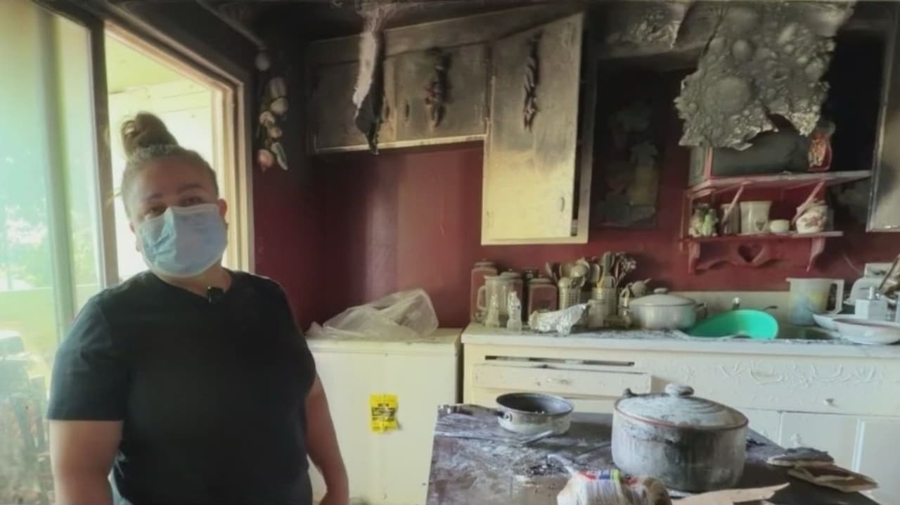 “Estoy en la calle”: Latina pierde todo tras el incendio de la casa que renta y la falta de respuesta del propietario