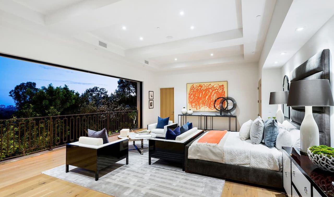 El principal atractivo de la mansión es la habitación principal, que se informó, cuenta con 2,300 pies cuadrados y una vista hermosa a la naturaleza que les rodea. En total, 
<b>la propiedad tiene 7 habitaciones y 10 baños</b>, un gimnasio, sala de cine, blbilioteca y un salón para masajes.