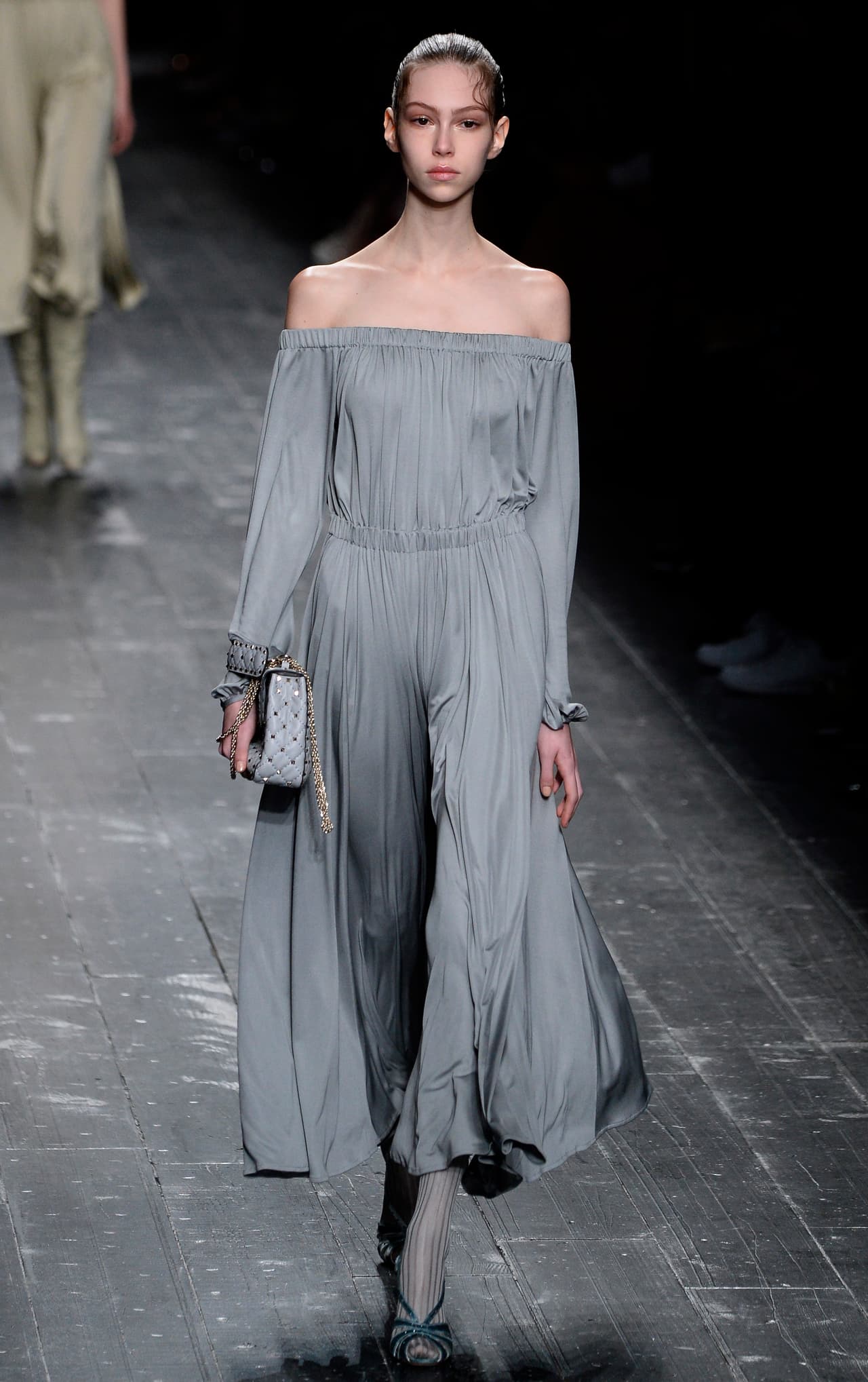 Se trata de hacer elecciones sutiles, bellas y elegantes que no desafíen de ninguna manera el protocolo. Este vestido, una vez más de Valentino, de mangas largas y cuello tipo bandeja, es una batola clásica y adecuada para muchos tipos de cuerpos. Hay que mantener mucha discreción con la cantidad de piel que se enseña, los hombros, los enseñó Michelle Obama en la gala anterior, así que están permitidos.