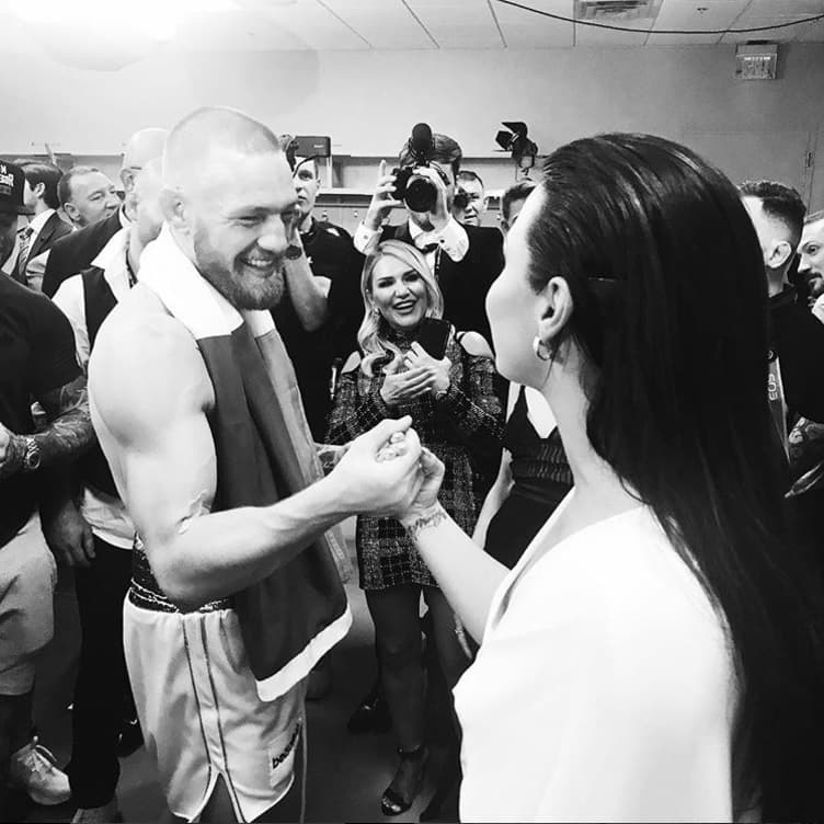 Demi Lovato le deseo suerte a McGregor antes del encuentro que duró 10 rounds.