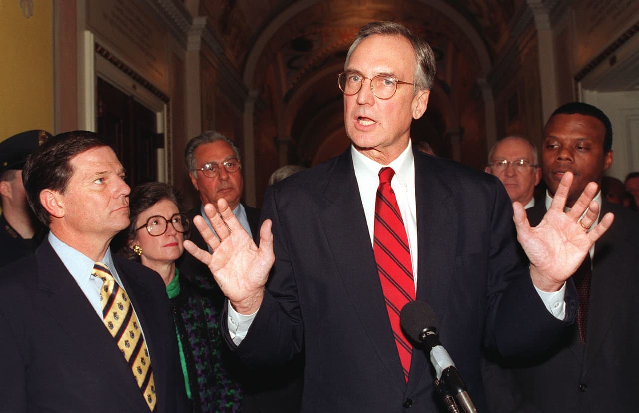 En la foto, el republicano Bob Livingston el 17 de diciembre de 1998. Livingston pidió a Clinton que renunciara y luego, repentina e inesperadamente indican las crónicas de ese momento, anunció su propia salida: "Debo dar el ejemplo que espero que siga el presidente Clinton", dijo Livingston, al anunciar que renunciaría por sus aventuras extramaritales que había revelado a regañadientes en la víspera del debate sobre el juicio político a Clinton.