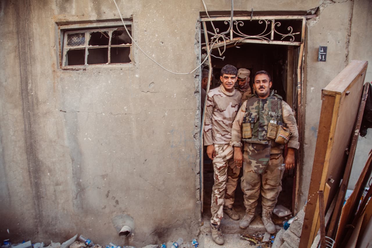 “Soldados del ejército regular iraquí. Estaban fascinados con que les tomaran fotografías. Esperaban en la puerta de una casa desde donde disparaban contra ISIS”.