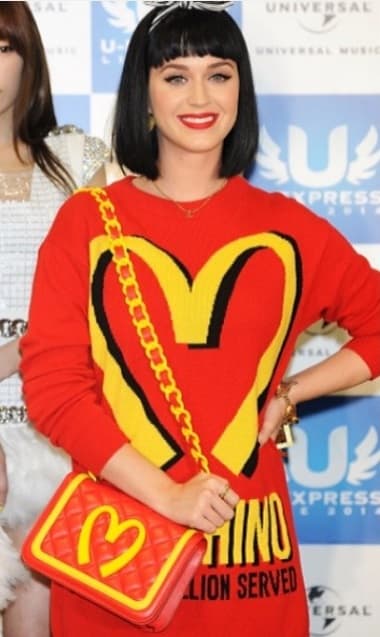 Un poco más llamativa lució con maxi suéter y una bolsa con el logo de McDonald’s en la conferencia de prensa de U-Express Live 2014 en Japón que marcaba el debut de la temporada Otoño-Invierno del 2014.