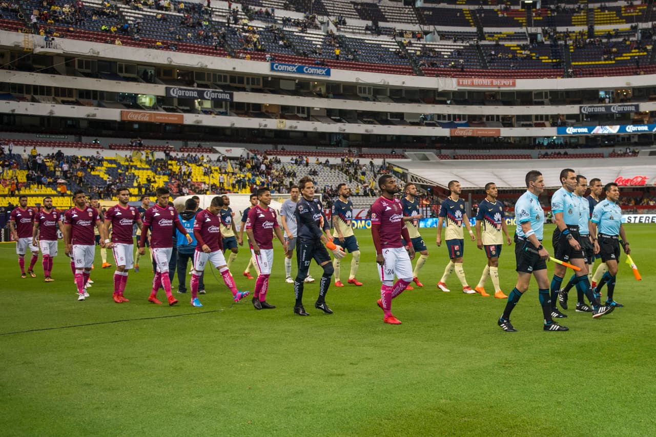 Los equipos salieron al campo con poco público en las tribunas.