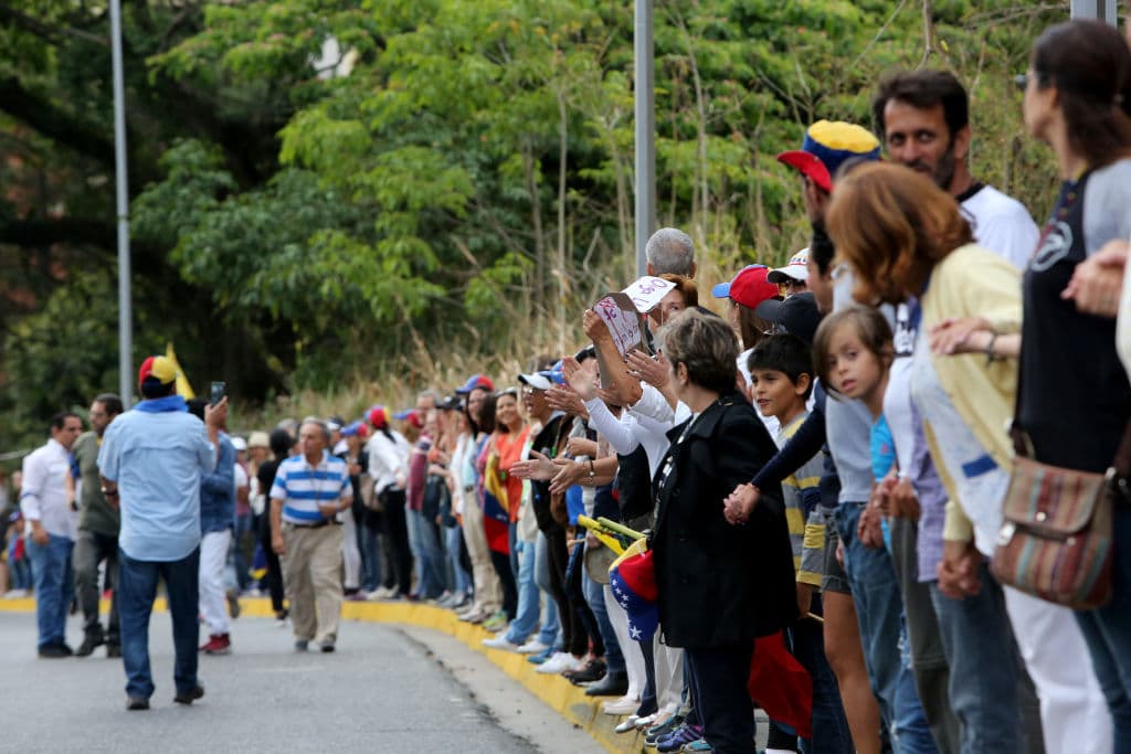 Residentes de Caracas en una manifestación este viernes contra el gobierno de Maduro hacen una cadena humana.