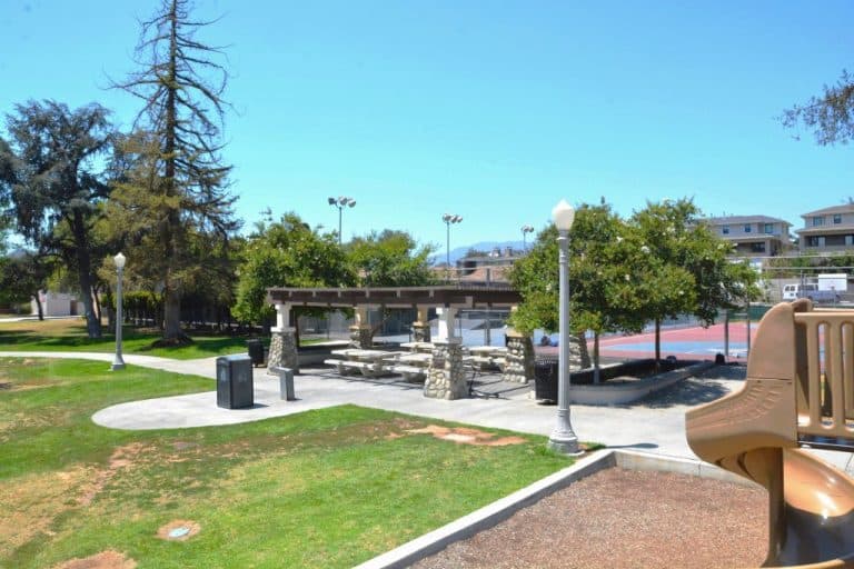 <b><a href="https://www.cityofpasadena.net/human-services/parks/la-pintoresca-park/?_sf_s=pintoresca" target="_blank">8. La Pintoresca Park </a></b>
<br>Encontrarás mucho que hacer en el Parque La Pintoresca con 2.9 acres. Las instalaciones del parque incluyen un área de juegos infantiles, mesas de picnic, parque acuático, cancha de baloncesto y área de patinaje. La Biblioteca La Pintoresca también está en el sitio con excelente aire acondicionado.
<br>
<br>Dirección: 45 este del bulevar Washington, Pasadena, CA 91103