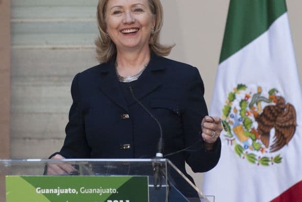 En una visita relámpago de unas cuantas horas en México, la secretaria de Estado de EU, HIllary Clinton se reunió con el presidente Felipe Calderón, quien subrayó la importancia de que ambos gobiernos trabajen juntos.