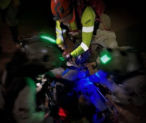 Un migrante cayó en un arroyo profundo mientras intentaba evadir ser detenido. Los agentes de la estación de Douglas inmediatamente pasaron de la aplicación de la ley a los primeros en responder y se coordinaron con los paramédicos de Aduanas y Protección Fronteriza y la oficina del sheriff del condado Cochise para volar al migrante de manera segura para recibir atención médica en un hospital.