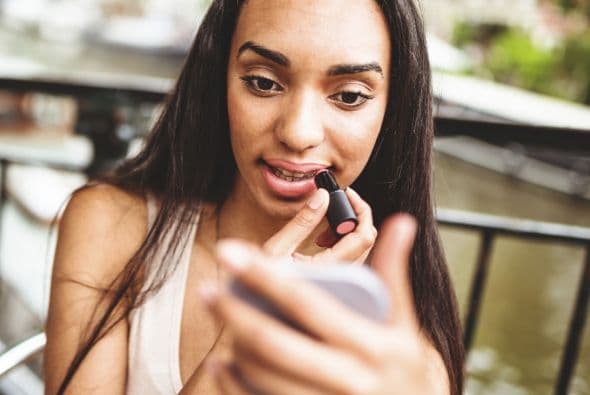 En cambio, aléjate de los tonos café, amarronados y cobrizos, y de la textura opaca, porque parecerán más delgados.