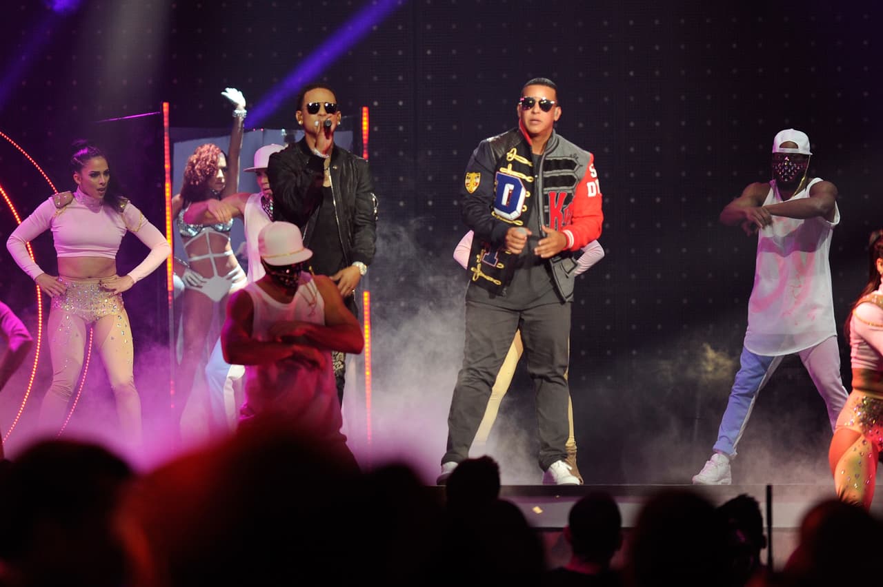 Otras estrellas de la música urbana latina que se unirán al puertorriqueño en este musical son J Balvin, 
<b><a href="https://www.univision.com/entretenimiento/no-fue-un-montaje-ozuna-cambia-la-version-sobre-su-participacion-en-un-filme-porno-gay-fotos">Ozuna</a></b> y De La Ghetto.