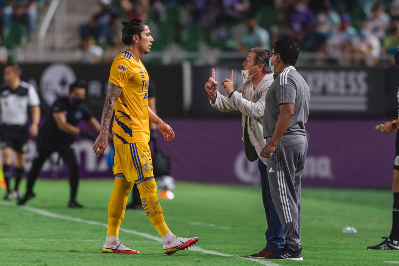 El esquema inicial del 'Piojo' Herrera se vio sacudido en menos de 10 minutos y se le vio muy tenso mandando indicaciones a sus centrales y mediocampistas.