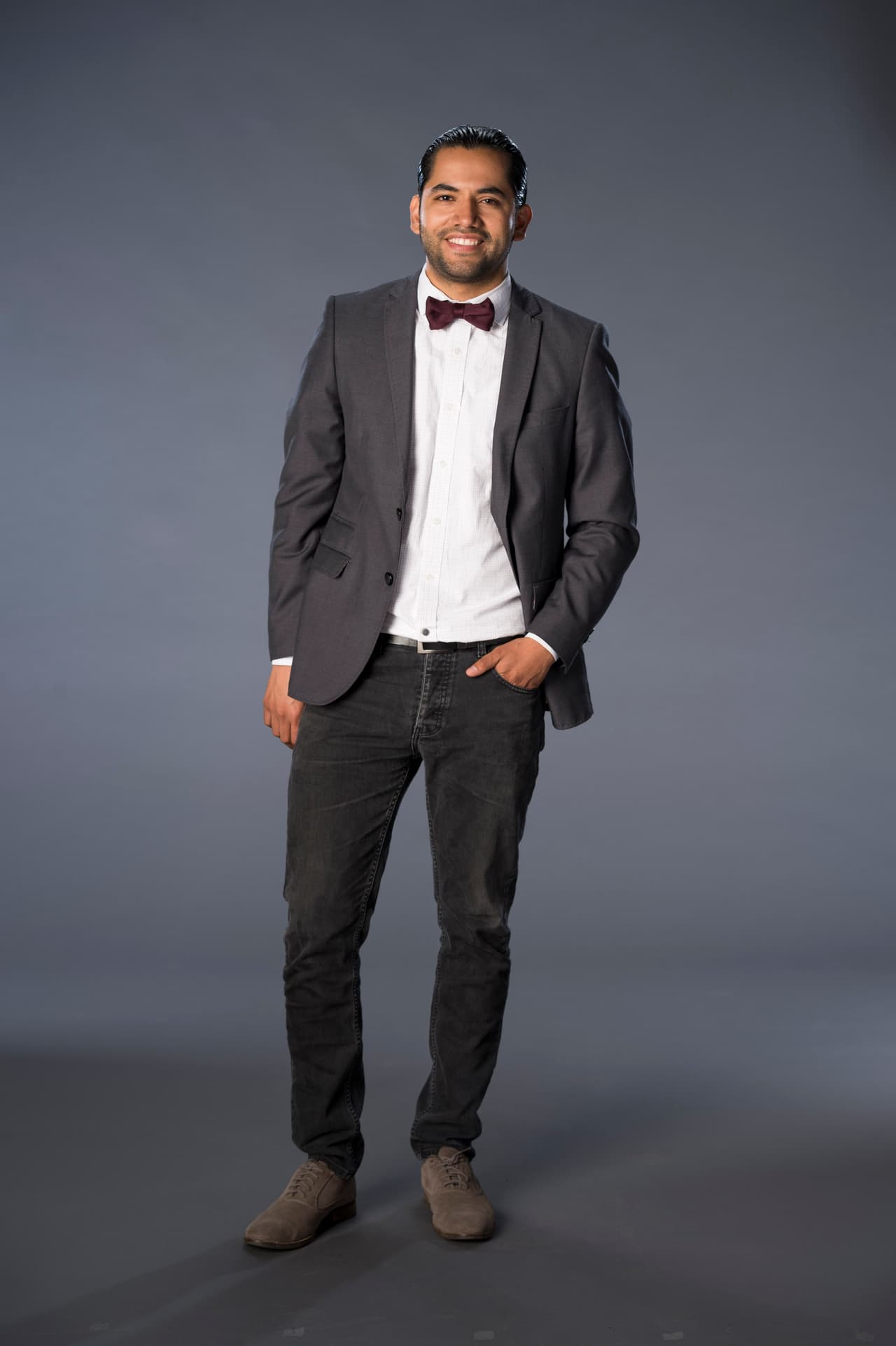 Es compositor y actualmente trabaja en un hotel.