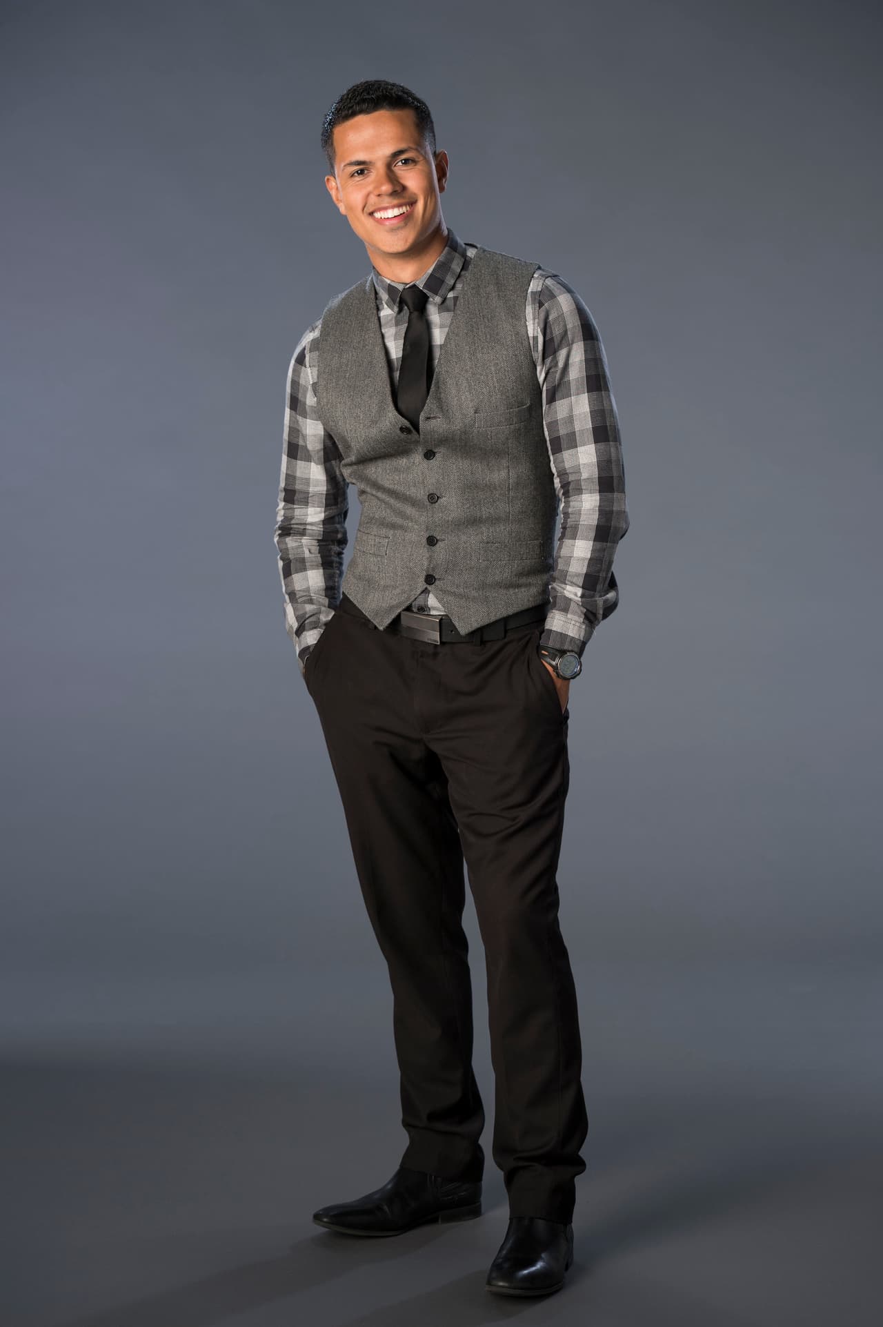 Su padre es pastor y le enseñó a tocar la guitarra. Su amor por la música comenzó en la iglesia.