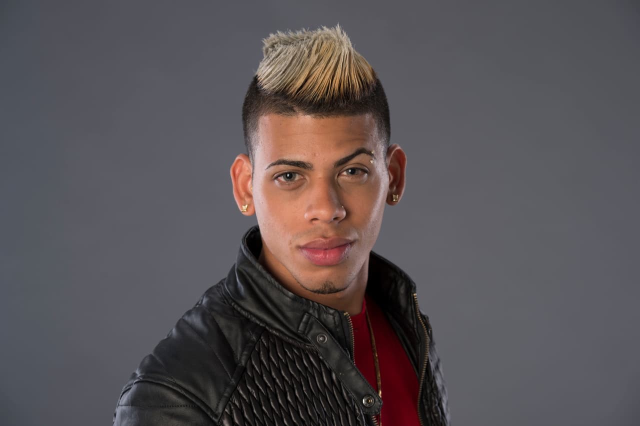 En su familia todos son músicos y cantantes. Se sintió estancado y decidió buscar suerte en otro lado para luchar por su sueño.