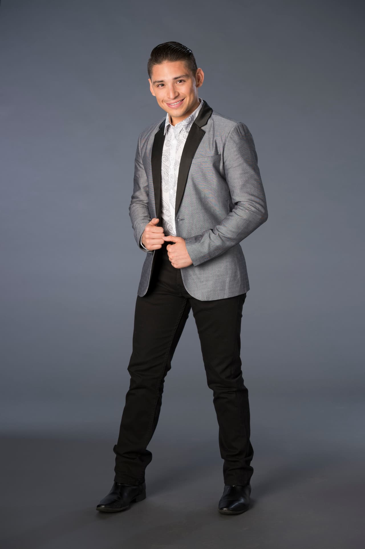 Su primera vez cantando fue en la boda de unos amigos. Su mayor inspiración, Vicente Fernández.