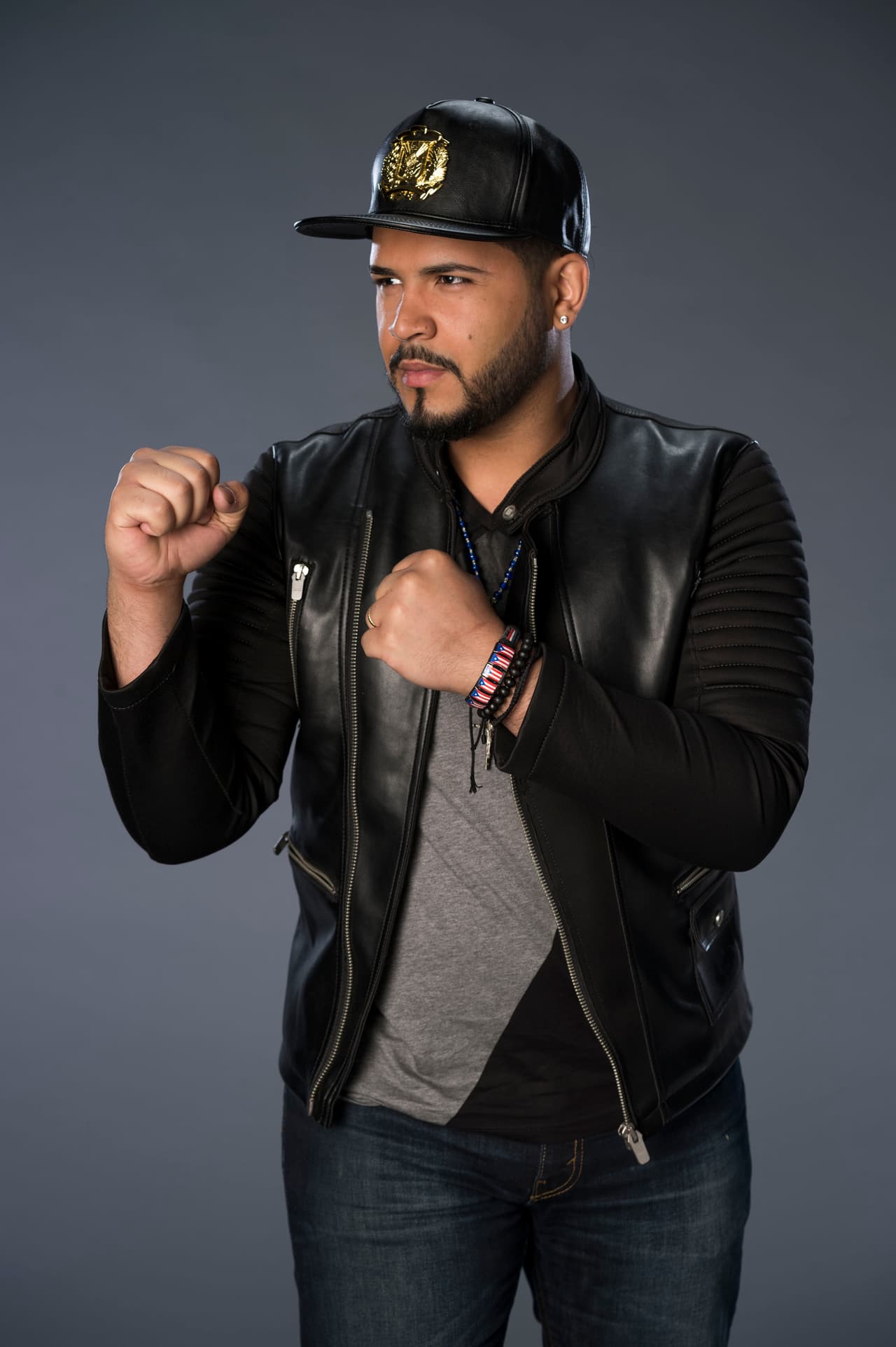 Mientras su madre limpiaba la casa escuchaba música y así se aprendió las canciones. Sufrió de bullying en la escuela.