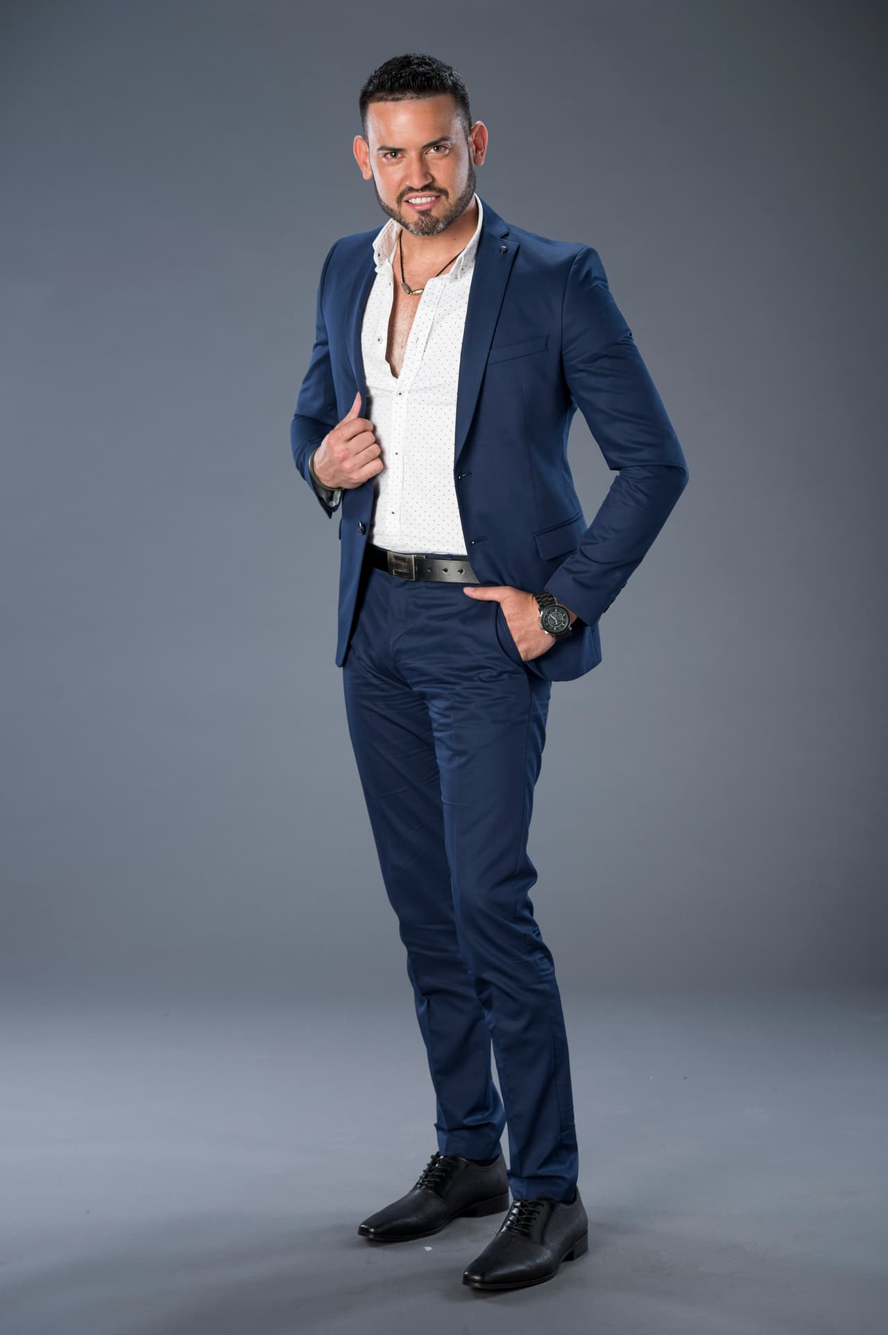 A sus 15 años decidió tocar de pueblo en pueblo en su país con un grupo musical y así ganarse la vida.