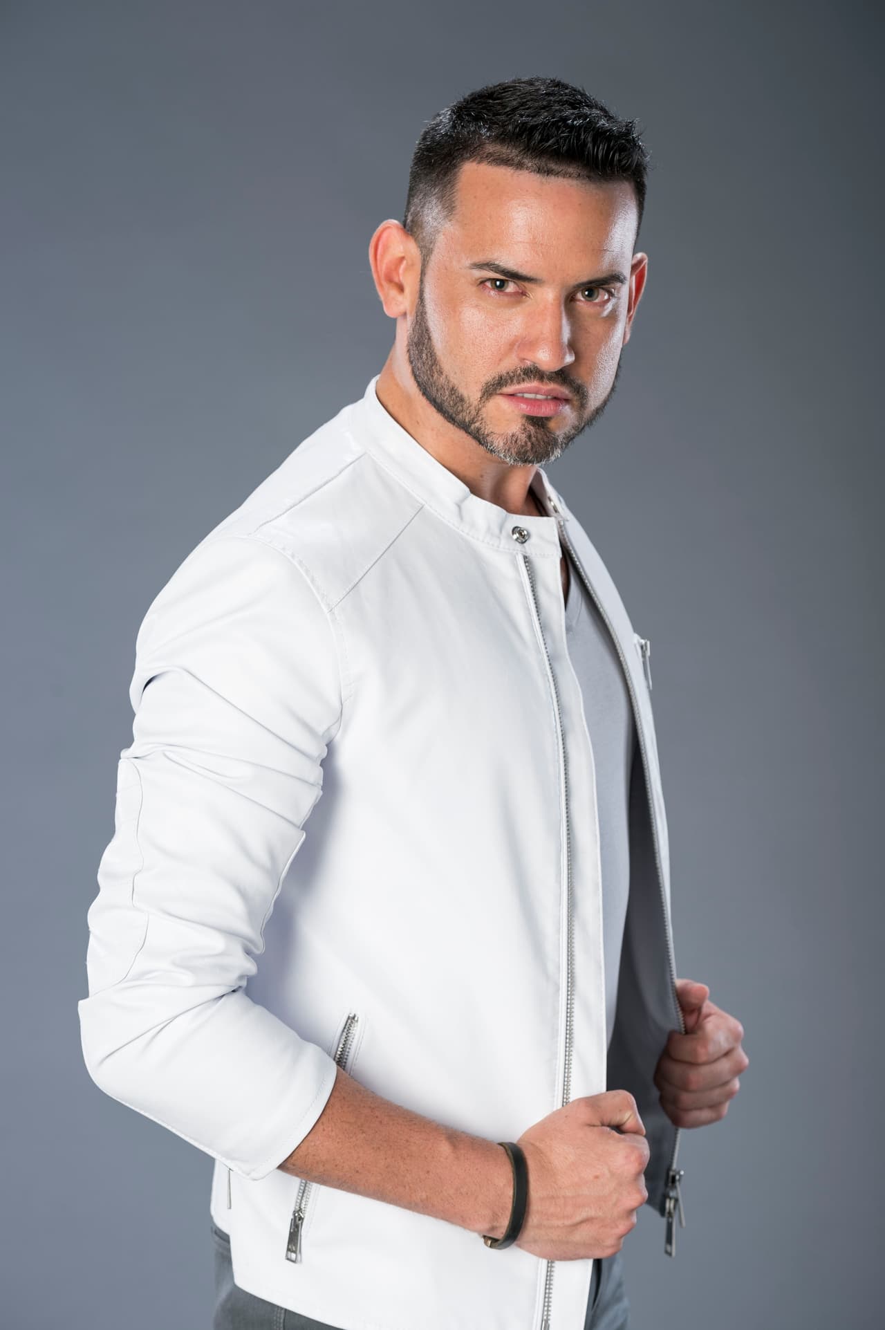 Luis Alberto Fernández tiene 28 años, es cubano y vive en Miami. A los 13 años aprendió a tocar la guitarra y se enamoró de la música.