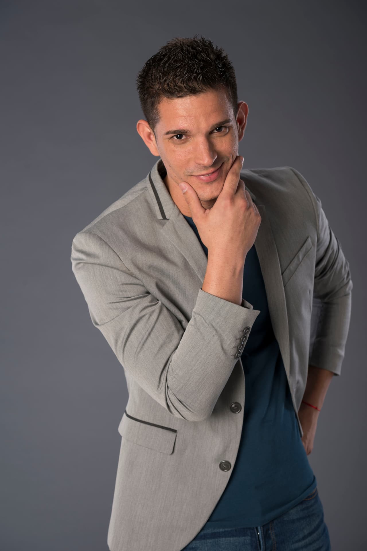 Manuel Bestard es cubano, tiene 25 años y trabaja en una tienda de comidas.