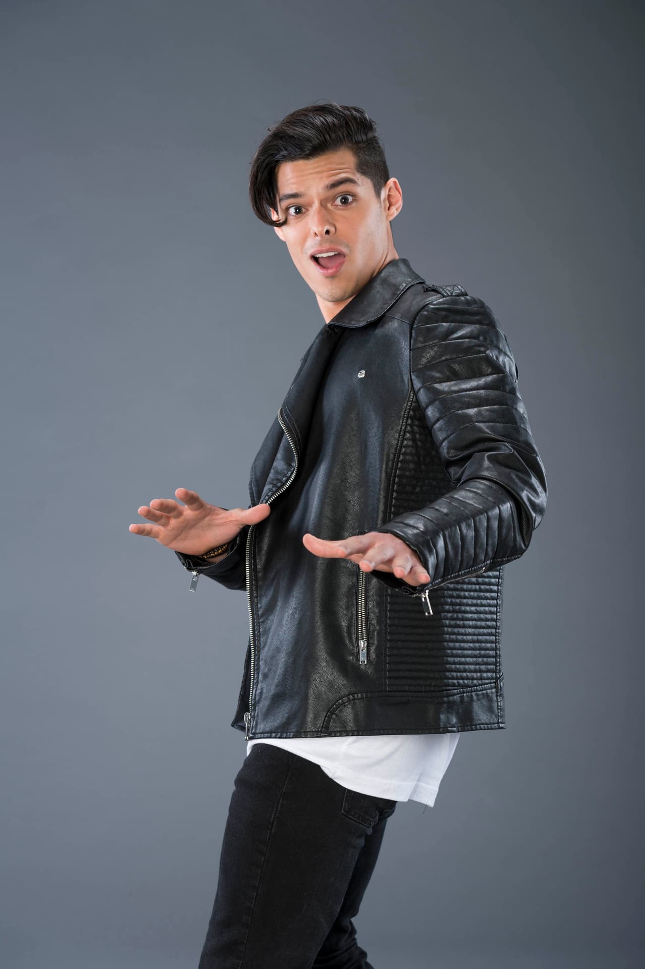 Su padre no lo apoya en la música, que de hecho cuando era niño fue la que lo ayudó a dejar de ser tan inquieto.