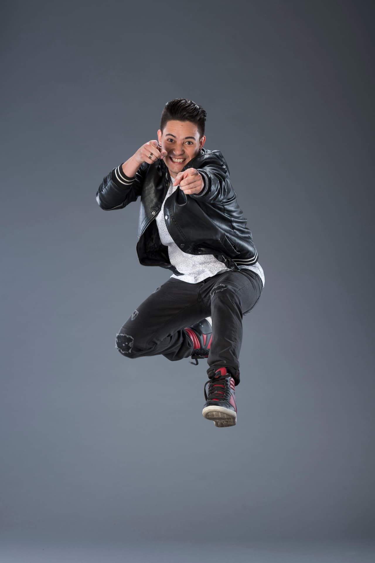 Forma parte de un grupo musical que toca en fiestas y eventos especiales.