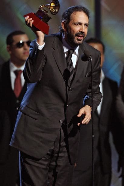 Juan Luis Guerra alzó en lo alto su trofeo, y sumó uno más a su larga lista de reconocimientos.