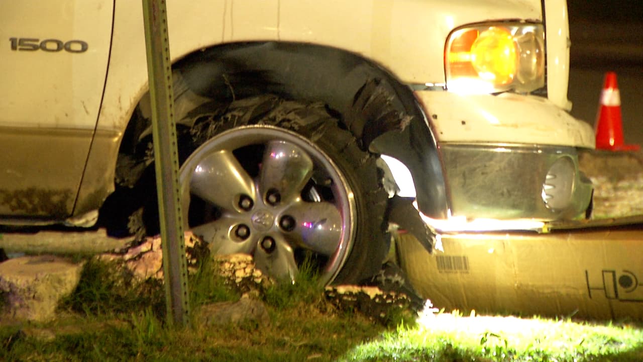 La persecución continuó durante una hora más y terminó al noroeste de la Ciudad, en donde la conductora se impactó contra un poste tras pisar varios ponchallantas instalados por oficiales.