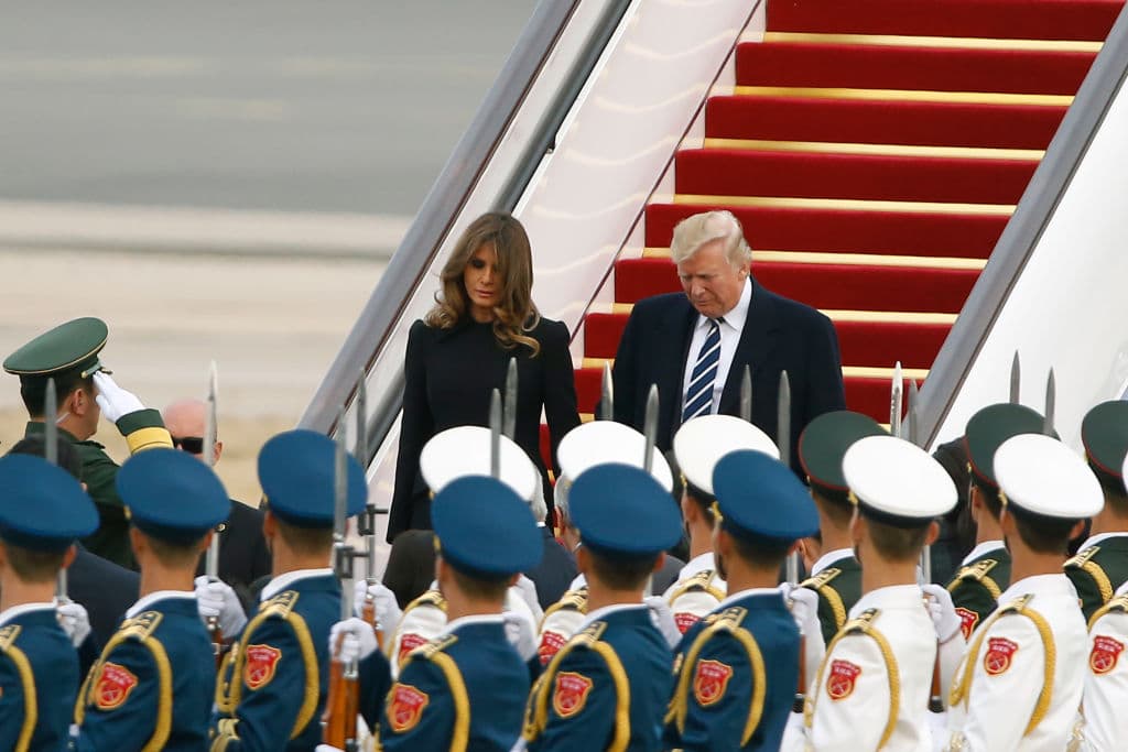El avión de Trump aterrizó en el aeropuerto de Pekín proveniente de Seúl para una visita de menos de 48 horas en China, al que acusó durante la campaña electoral de haber "robado" millones de empleos a EEUU.