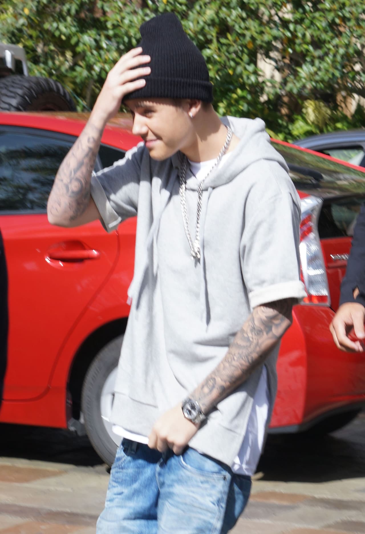 El portal reportó que el cantante estaba jugando en un mini golf, y que la mujer lo estaba grabando. Esto molestó mucho al intérprete de 'Baby'...