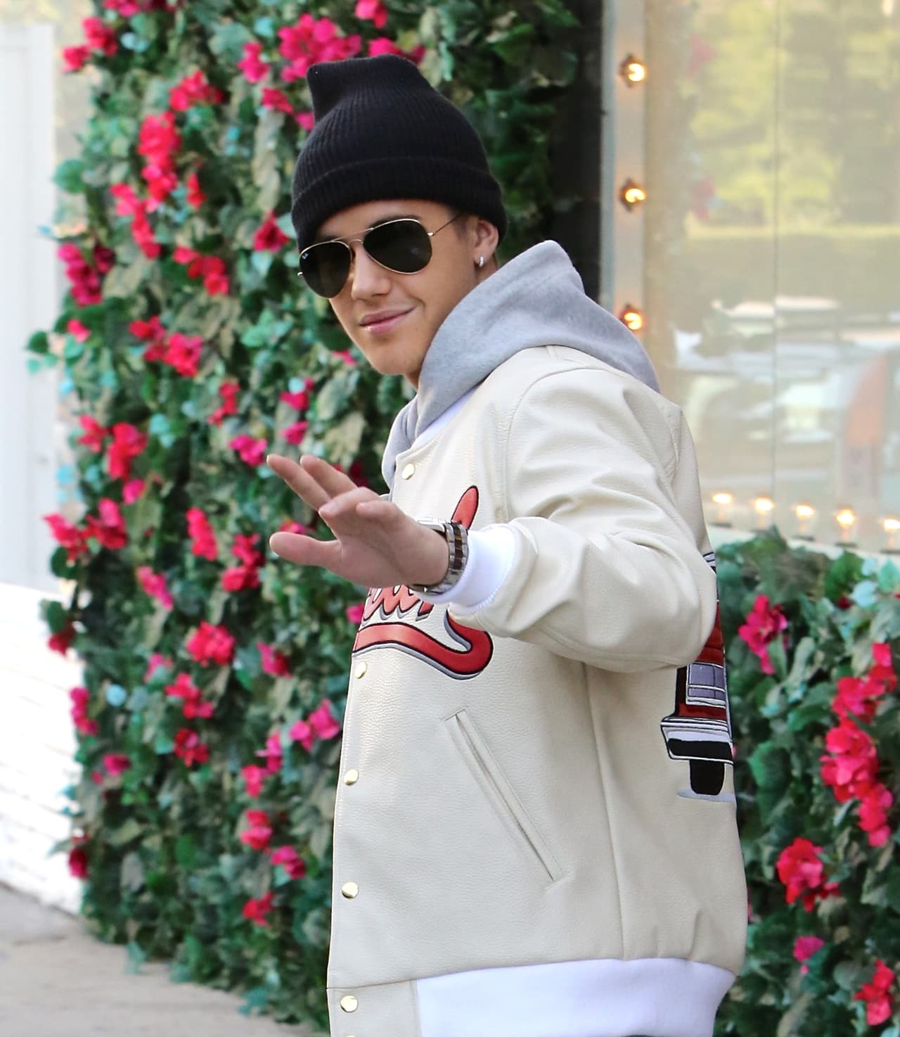 De inmediato el artista fue hacía ella y le arrebató el teléfono, según las declaraciones de la víctima.