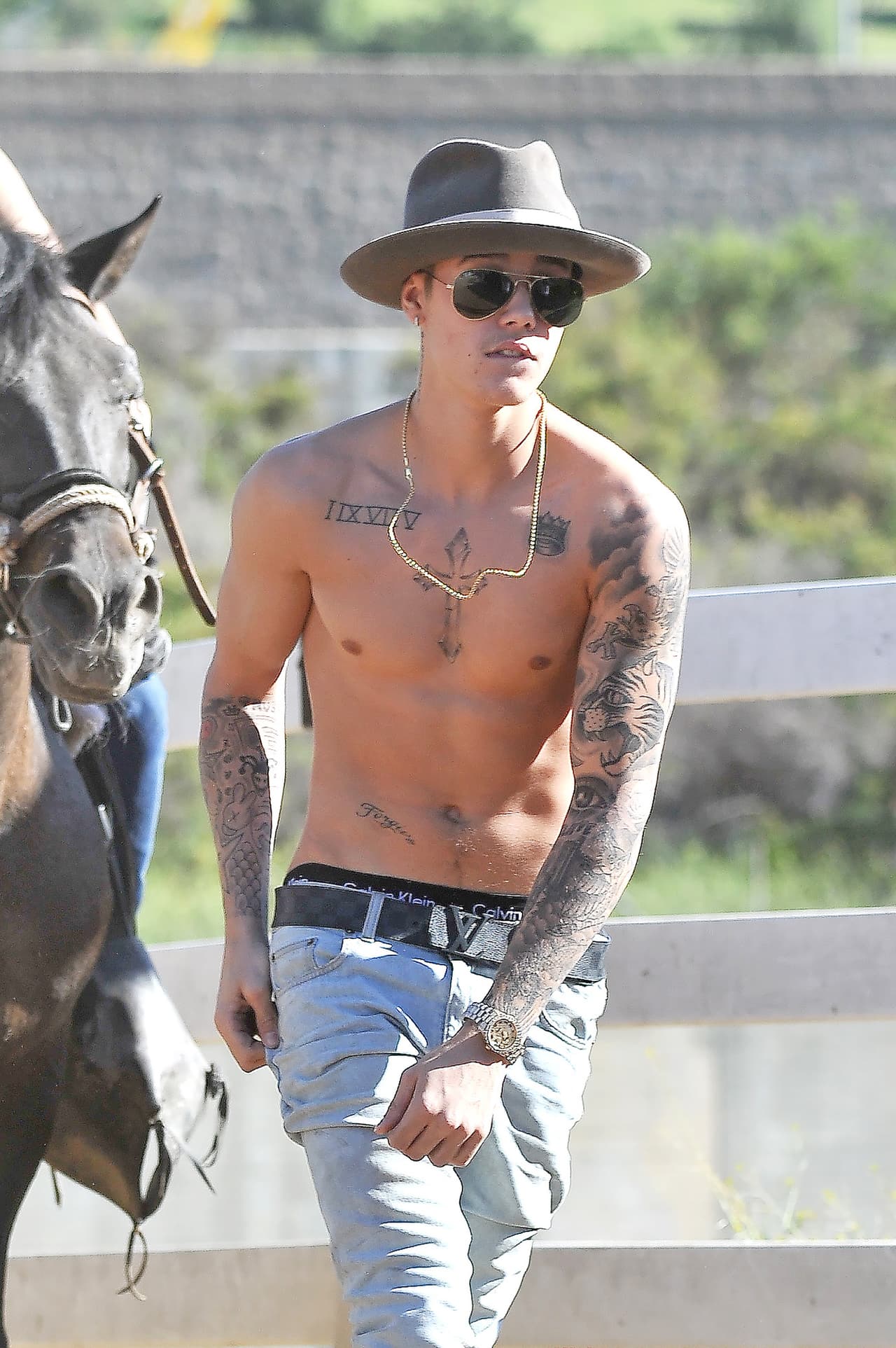 Los testigos dicen que le exigió que le diera el teléfono para ver las fotos que había tomado. Justin le arrebató el aparato y al ver que estaba bloqueado se enojó aún más.