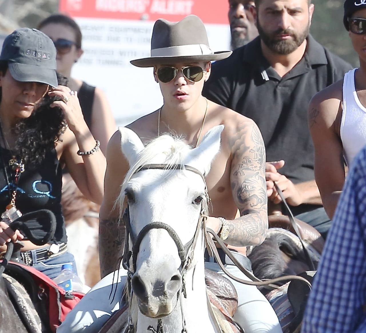 Justin le dijo que lo desbloqueara y le enseñara las fotos que había en el móvil. Al darse cuenta de que no había nada le comenzó a gritar. La mujer estaba con su hija y la niña comenzó a llorar... fue todo un drama.