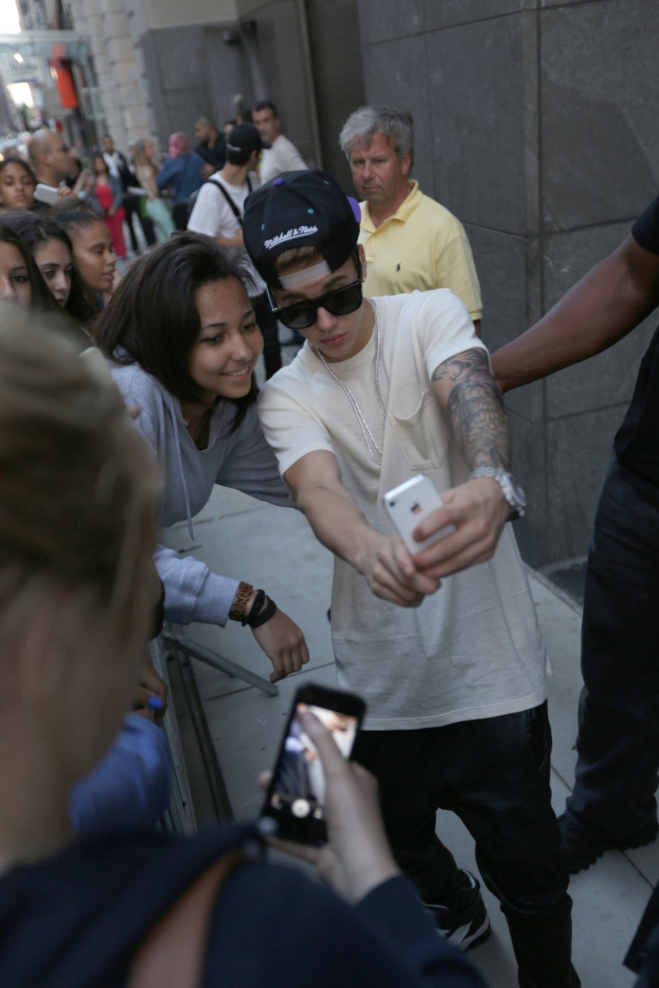 En el cateo, arrestaron al rapero Lil' Za (amigo de Justin) por posesión de cocaína. Lil' Za salió el mismo día de la prisión. Los rumores comenzaron a correr y se dijo que él se entregó en lugar de Justin, es decir que las drogas eran del canadiense. ¡Qué fuerte!