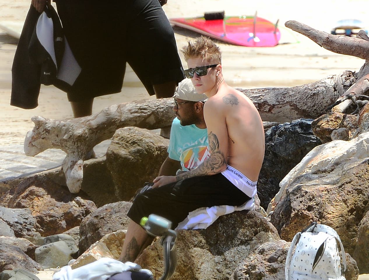 La mujer alegó que Justin intentó robarle el teléfono.