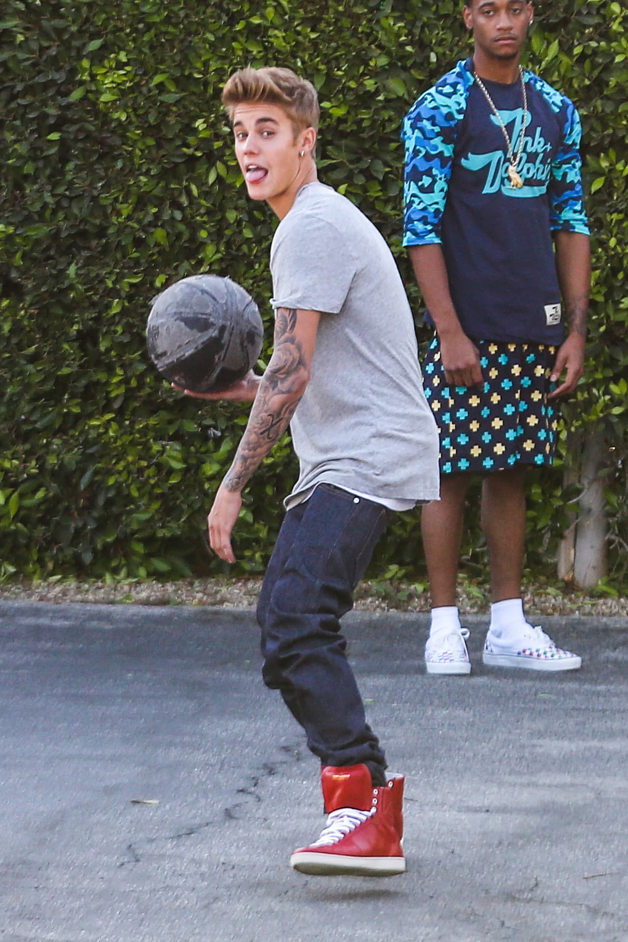 En mayo de 2014 , el portal TMZ reportó que fue acusado de intento de robo por una mujer a la que supuestamente le había presuntamente le habían robado un teléfono celular.