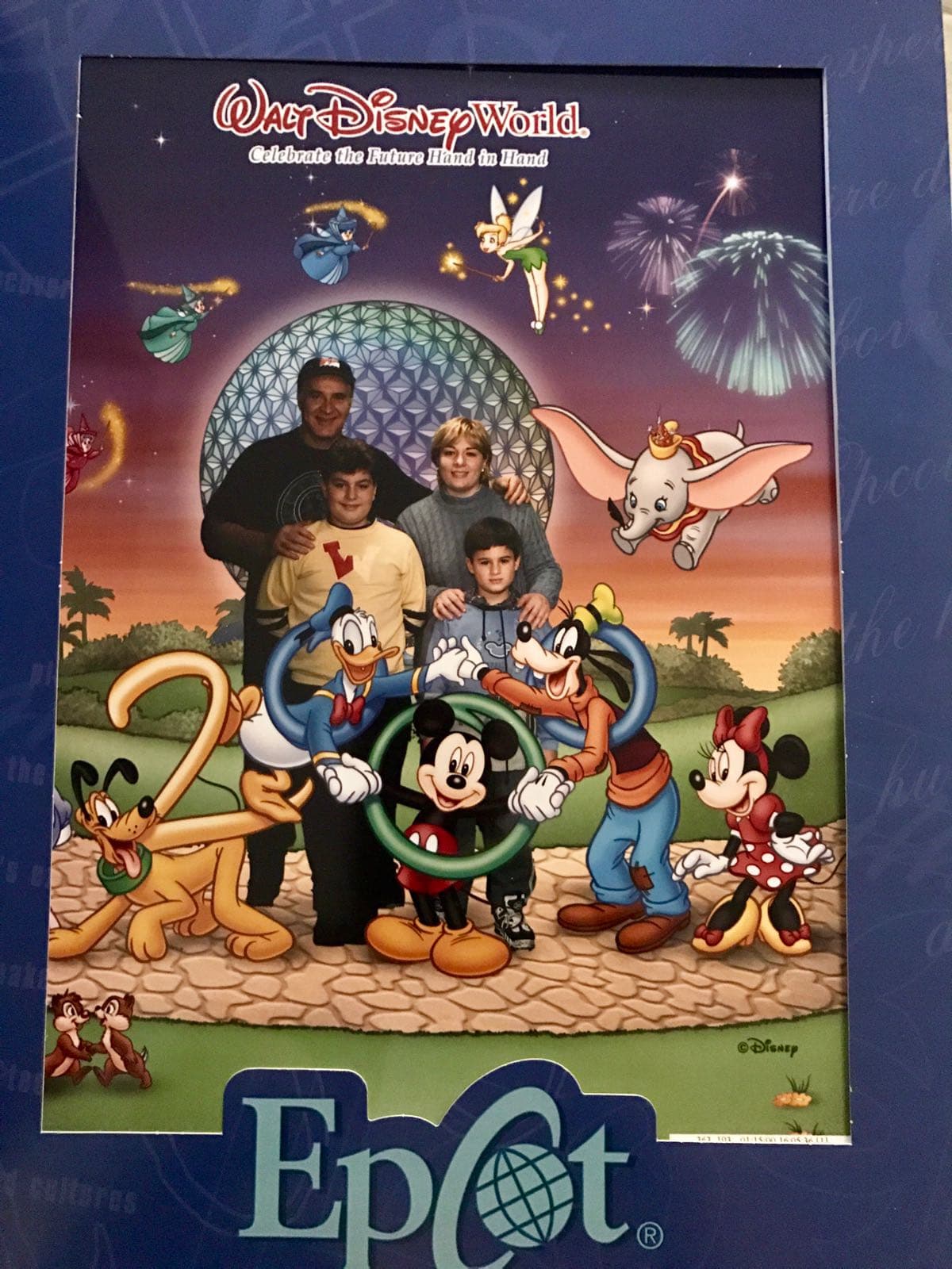 En sus viajes les gustaba posar en grupo. En esta ocasión, Rogelio y los suyos se retrataron con los míticos personajes de Disney.