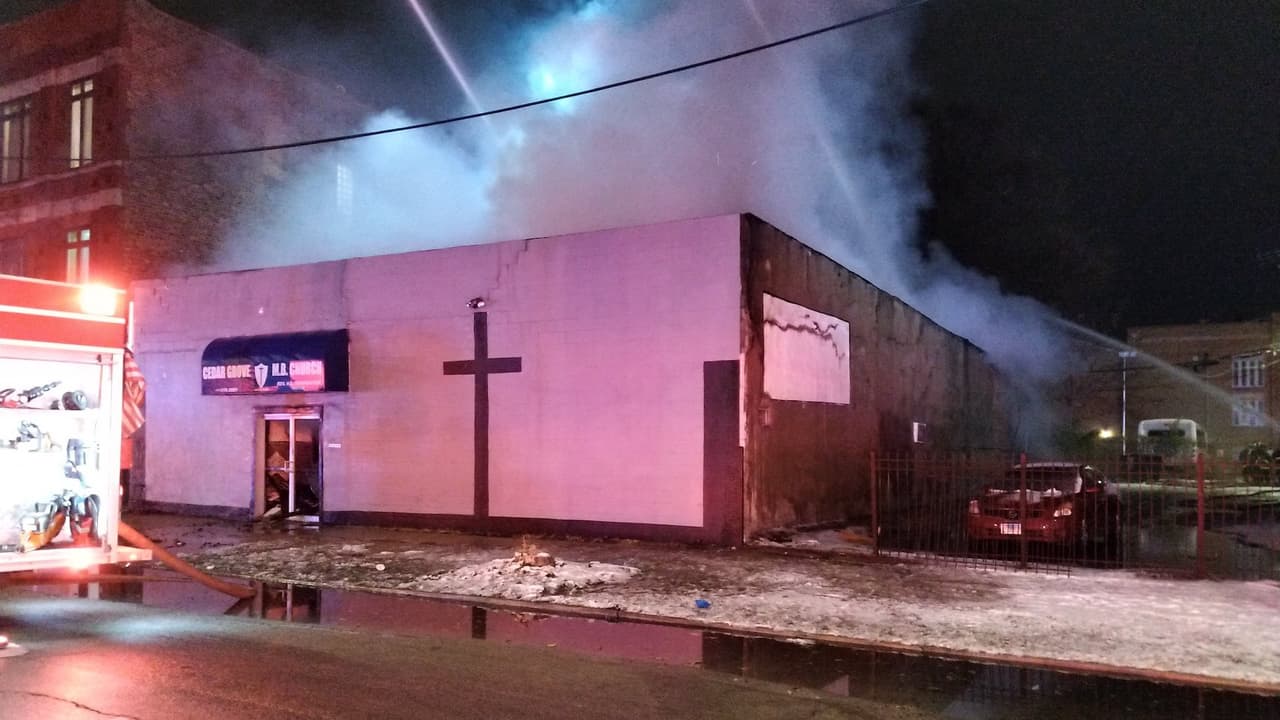 Iglesia en Englewood se incendió esta madrugada frente a una estación de bomberos