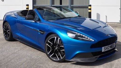 A diferencia de sus generaciones anteriores y de otros ASton Martin, el Vanquish Volante trae una caja de cambios de ocho velocidades, que se acopla a un motor V12 de 6.0 litros que produce 568 caballos de fuerza