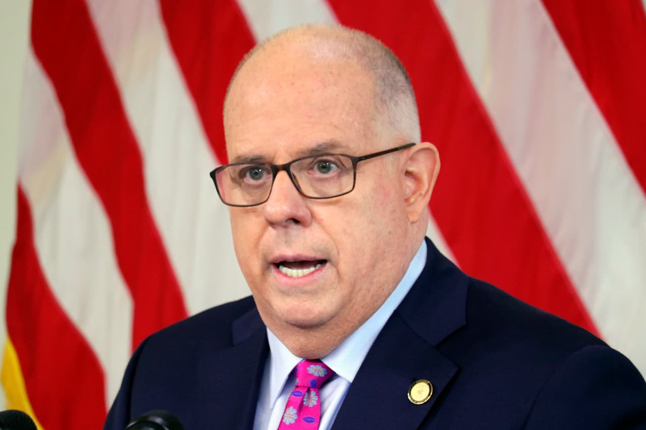 <b>Larry Hogan.</b> El republicano gobernador de Maryland,
<a href="https://www.cnn.com/2020/11/23/politics/donald-trump-republicans-transition/index.html"><u>un crítico frecuente de Trump</u></a>, dijo en CNN el 22 de noviembre que el comportamiento de Trump era similar a los que se verían en una "república bananera". "Deje de jugar al golf y conceda", le dijo al presidente días antes en un tuit.