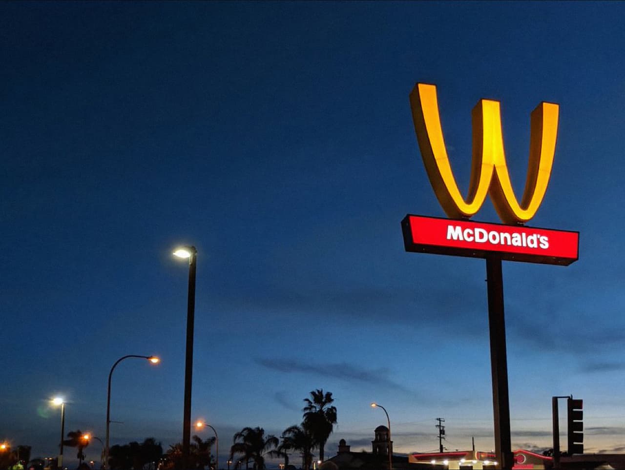 McDonald's está girando sus logos y todos se preguntan '¿por qué?'