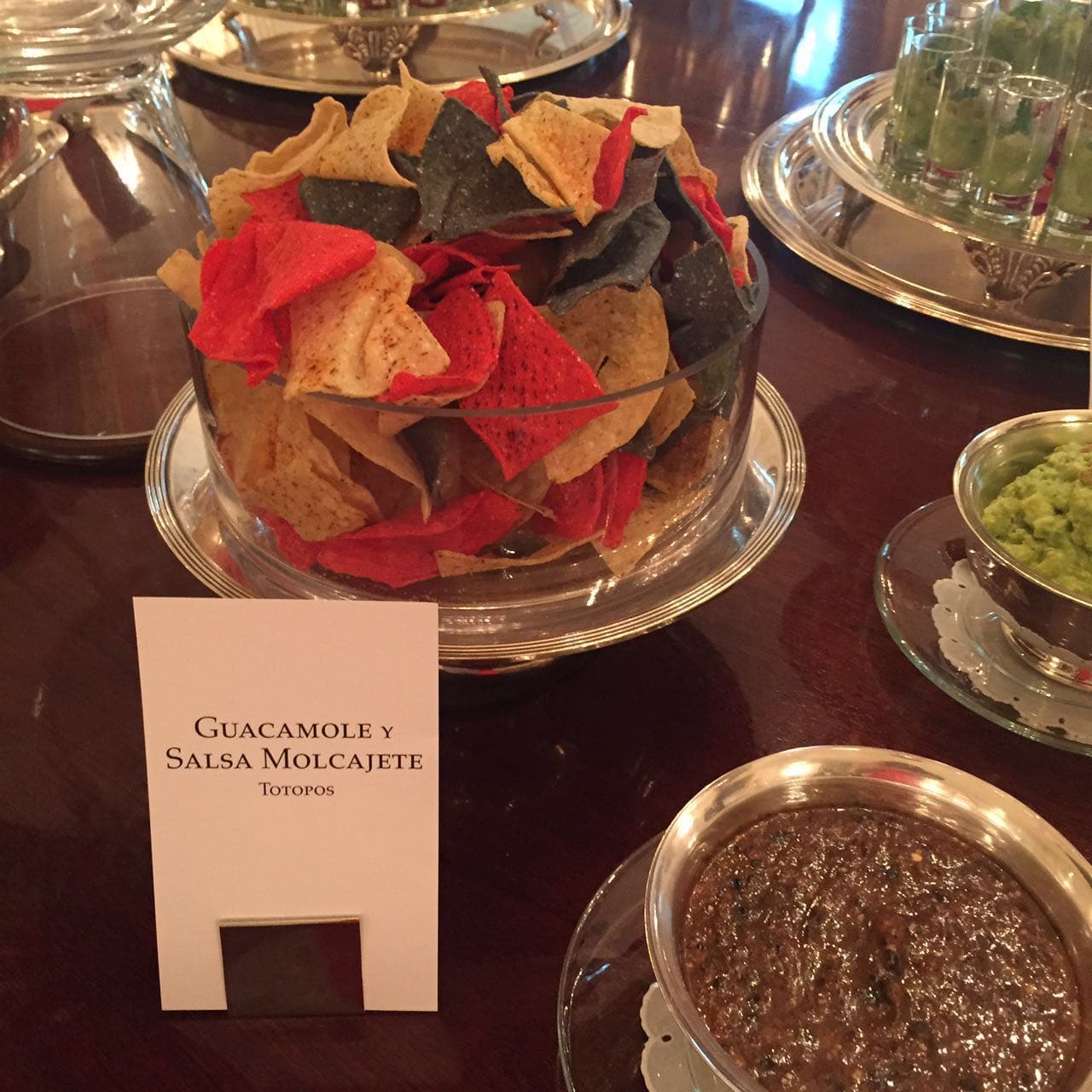 Totopos, guacamole y salsa molcajeteada.