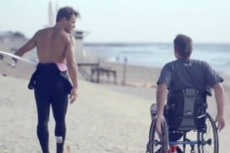 Surfista argentino cumple el sueño de un parapléjico