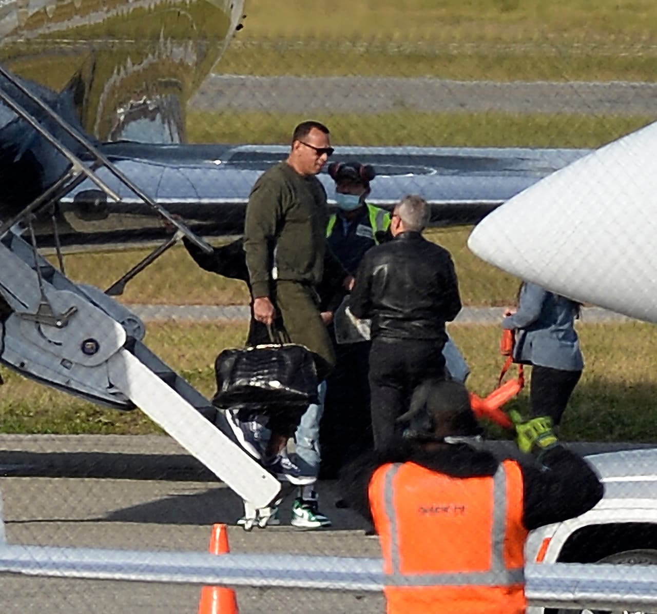 "Tienen amigos en común y ella ha estado hablando con él sobre bienes raíces", agregó el representante. 
<br>