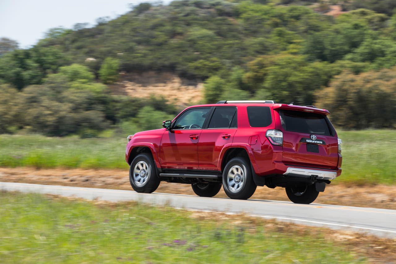 Para esta tarea, el vehículo llega con una característica interesante: el cristal trasero puede subir y bajar en forma automática sólo con pulsar un botón, de modo que el usuario gane libertad de movimientos a la hora de cargar elementos dentro del vehículo.