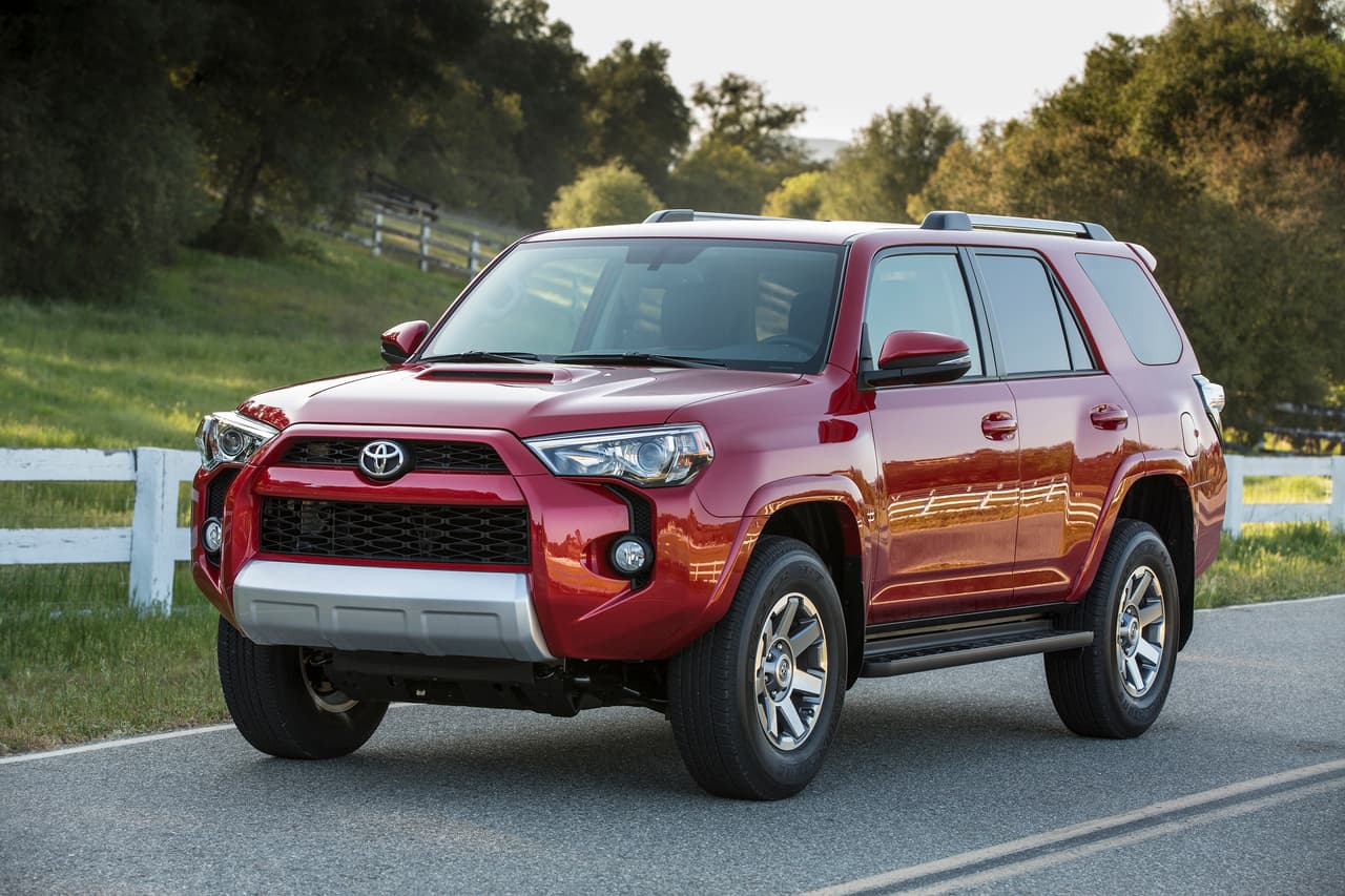 En términos de seguridad, se incluye control de estabilidad, asistencia de frenado, bolsas de aire laterales y para rodillas, sistema de monitoreo directo de la presión de aire de los neumáticos y, entre otros, sistemas de sensores traseros de distancia.