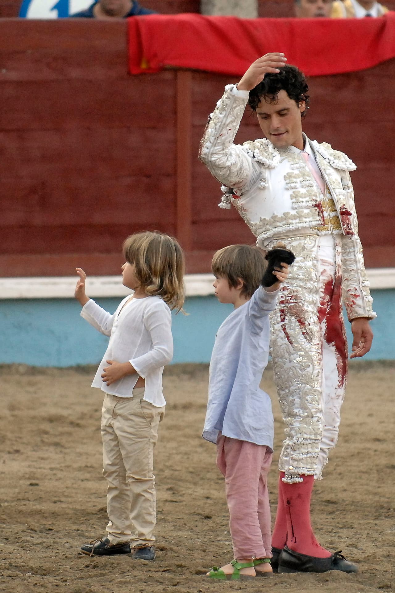 Los niños festejaron y dieron la vuelta al ruedo junto a Abollán.