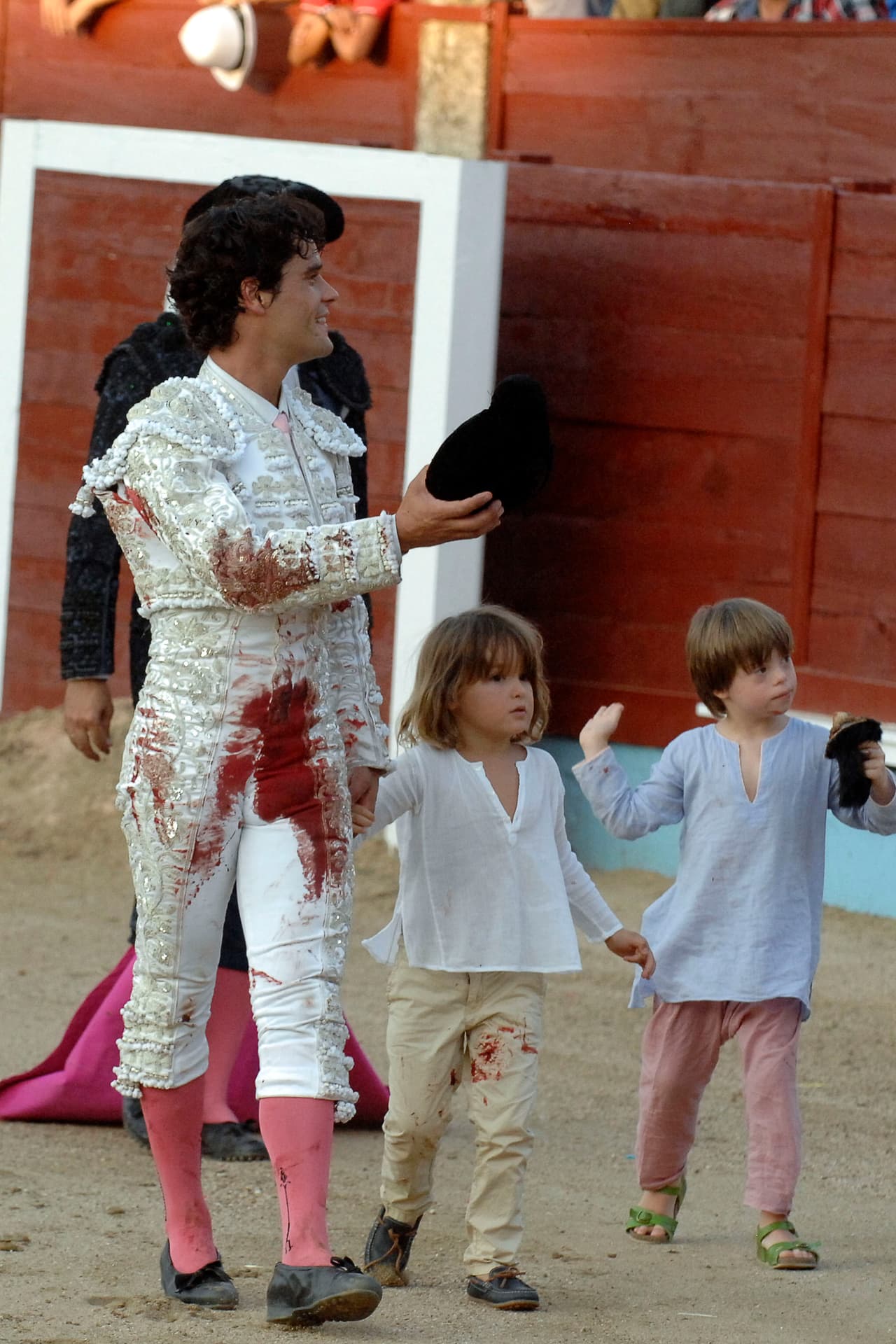 Y ahí, Nico se manchó con la sangre del toro muerto al acercarse al torero.